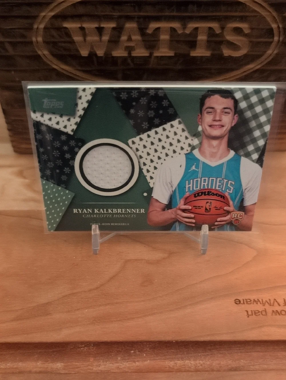 2025-26 Topps Holiday Ryan Kalkbrenner Player Worn Relic Rookie Card Hornets - Picture 1 of 3